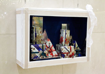 カーディーラーの店内ディスプレイ