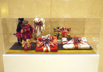 フラワーアレンジで店内ディスプレイを